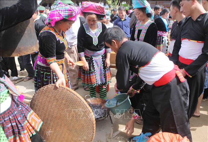 Photo: The amount of water used for rice steaming must also be calculated carefully so as it is enough to cook the rice through yet not too much that it takes more time to boil. VNA Photo: Quý Trung
