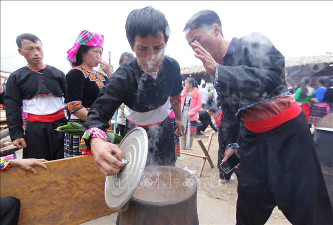 Photo: The cooking pot is checked frequently to ensure glutinous rice is cooked evenly and not overcooked. VNA Photo: Quý Trung