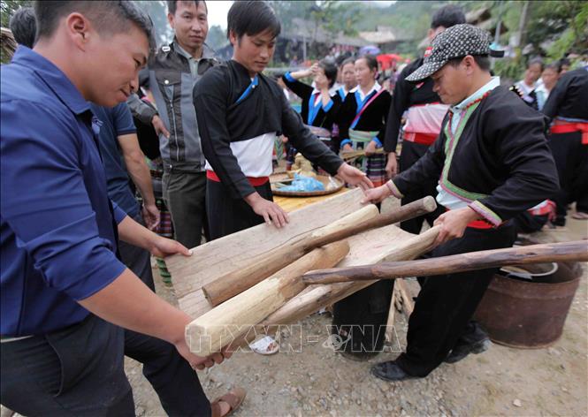 Photo: Participants prepare hollow logs and wooden hammers to pound the sticky rice. VNA Photo: Quý Trung