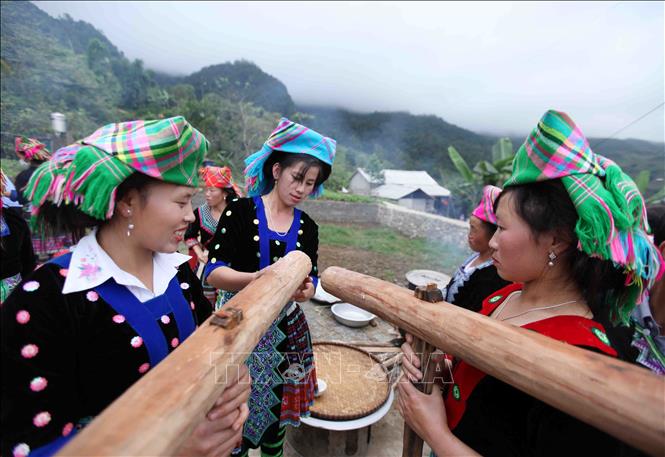 Photo: Wooden hammers are brought out to prepare for the rice pounding. VNA Photo: Quý Trung