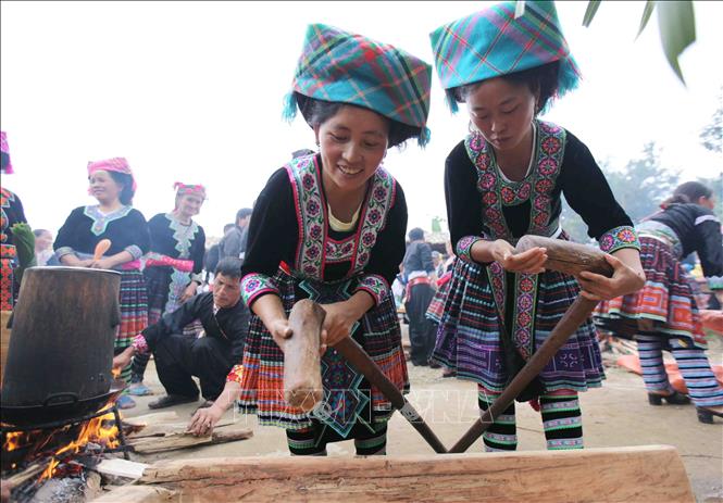 Photo: Wooden hammers are brought out and rubbed with fat to prepare for the rice pounding. VNA Photo: Quý Trung