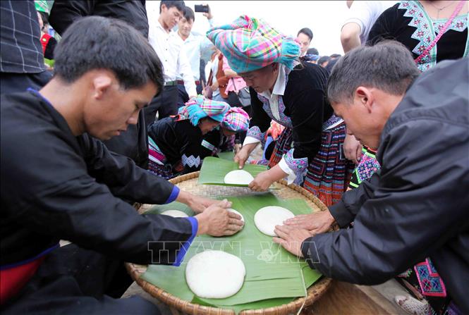 Photo: After the pounding is finished, sticky rice paste is shaped into round glutinous cake and is ready to be served. VNA Photo: Quý Trung