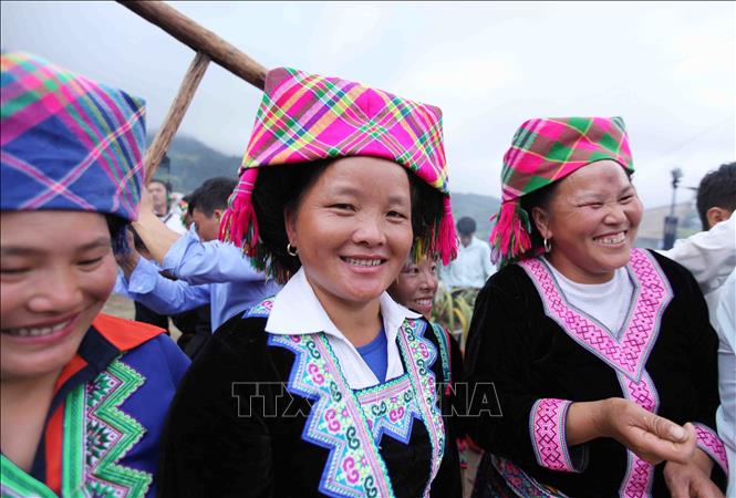 Photo: The making of glutinous rice cake is an enjoyable social events for Hmong people, connecting different households in one activity and enhancing their close-knitted neighbourhood. VNA Photo: Quý Trung