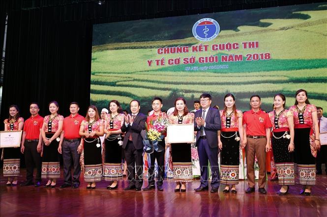 Trong ảnh: Ban tổ chức trao giải Nhì cho đội thi y tế cơ sở tỉnh Nghệ An. Ảnh: Dương Ngọc – TTXVN