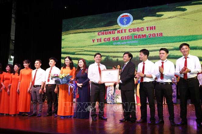 Trong ảnh: Ban tổ chức trao giải Ba cho đội thi y tế cơ sở thành phố Cần Thơ. Ảnh: Dương Ngọc – TTXVN