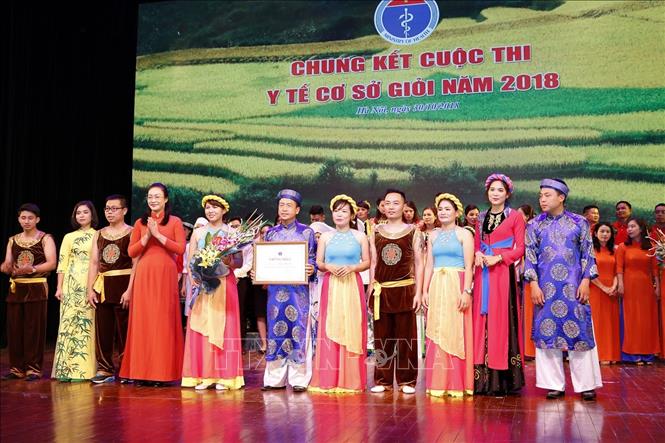 Trong ảnh: Ban tổ chức trao giải Ba cho đội thi y tế cơ sở tỉnh Phú Thọ. Ảnh: Dương Ngọc – TTXVN