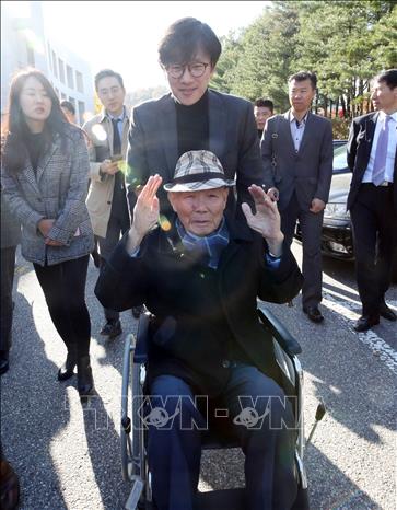 Trong ảnh: Ông Lee Chun-sik (phía trước), lao động bị cưỡng bức thời chiến tranh duy nhất còn sống, sau khi nghe phán quyết về vụ kiện công ty thép Nippon Steel & Sumitomo Metal (NSSM) của Nhật Bản tại tòa án ở thủ đô Seoul ngày 30/10/2018. Ảnh: Yonhap/ TTXVN