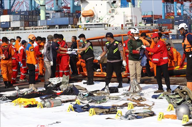 Trong ảnh: Những đồ vật được cho là của hành khách trên chuyến bay xấu số Lion Air flight JT 610 được lực lượng cứu hộ Indonesia tìm thấy trên vùng biển ngoài khơi Tây Java, tại cảng Tanjung Priok, Bắc Jakarta, ngày 29/10/2018. Ảnh: AFP/ TTXVN