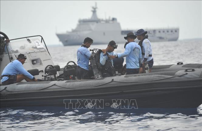 Trong ảnh: Lực lượng đặc nhiệm Hải quân Indonesia tìm kiếm nạn nhân vụ rơi máy bay Lion Air JT 610 ở ngoài khơi Tanjung Pakis ngày 30/10/2018. Ảnh: THX/ TTXVN