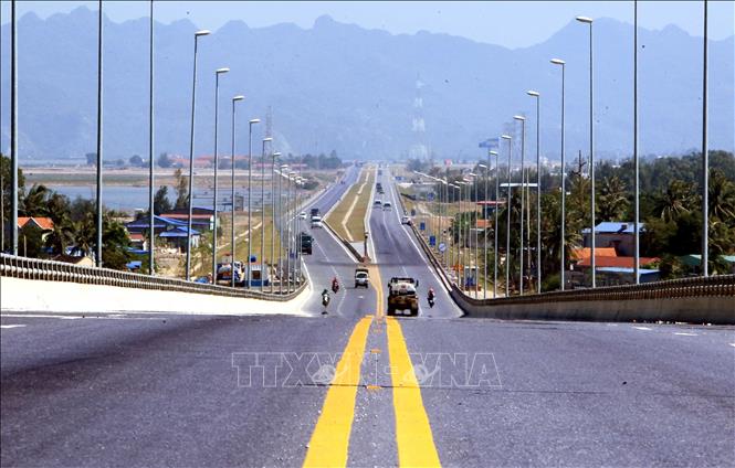 Photo: An overview of Dinh Vu- Cat Hai Bridge. VNA Photo: An Đăng