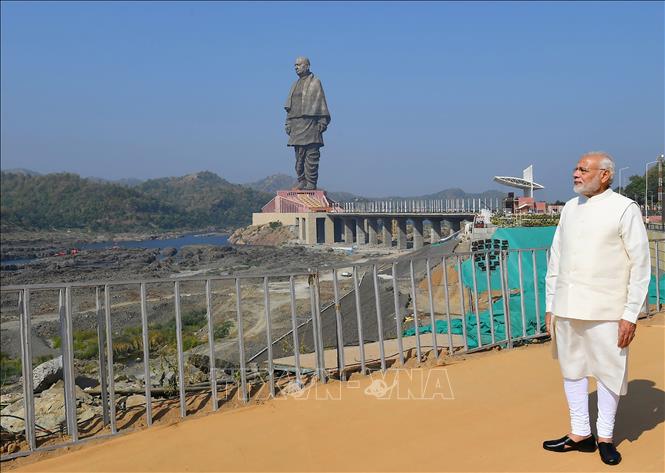 Trong ảnh: Thủ tướng Ấn Độ Narendra Modi dự lễ khánh thành bức tượng Sardar Vallabhbhai Patel tại làng Kevadiya, quận Narmada, bang Gujarat, Ấn Độ ngày 31/10/2018. Ảnh: AFP/ TTXVN