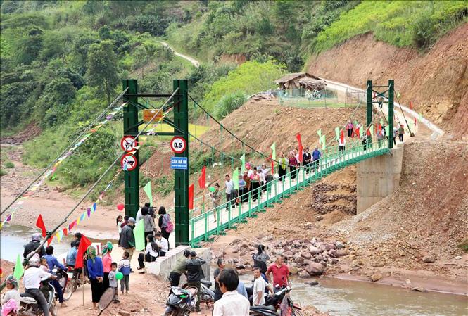 Trong ảnh: Niềm vui của người dân của bản Nà Ui, xã Nậm Sỏ  khi công trình được đưa vào sử dụng, chấm dứt cảnh lội suối với đầy nguy hiểm để tới trung tâm xã  như trước đây. Ảnh: Quý Trung – TTXVN