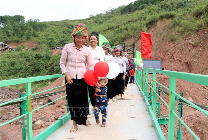 Trong ảnh: Niềm vui của người dân của bản Nà Ui, xã Nậm Sỏ  khi công trình được đưa vào sử dụng, chấm dứt cảnh lội suối với đầy nguy hiểm để tới trung tâm xã  như trước đây. Ảnh: Quý Trung – TTXVN