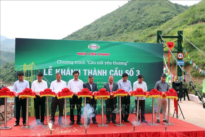 Trong ảnh: Các đại biểu cắt băng khánh thành cầu treo dân sinh Nà Ui, xã Nậm Sỏ huyện Tân Uyên. Ảnh: Quý Trung - TTXVN