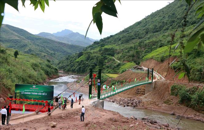 Trong ảnh: Cầu treo dân sinh Nà Ui bắc qua con suối nối liền bản Nà Ui với xã Nậm Sỏ. Ảnh: Quý Trung - TTXVN 