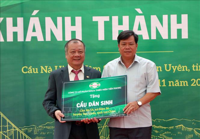 Trong ảnh: Tổng Giám đốc Công ty Nhựa Thiếu niên Tiền Phong Nguyễn Quốc Trường trao cây cầu treo Nà Ui, xã Nậm Sỏ cho đại diện tỉnh Lai Châu. Ảnh: Quý Trung – TTXVN

