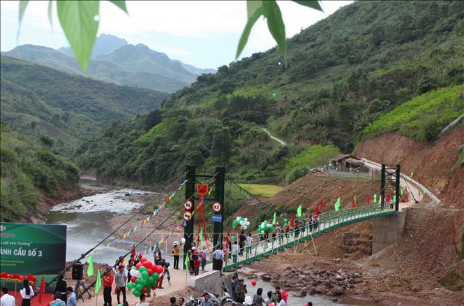 Trong ảnh: Cầu treo dân sinh Nà Ui bắc qua con suối nối liền bản Nà Ui với xã Nậm Sỏ. Ảnh: Quý Trung - TTXVN 