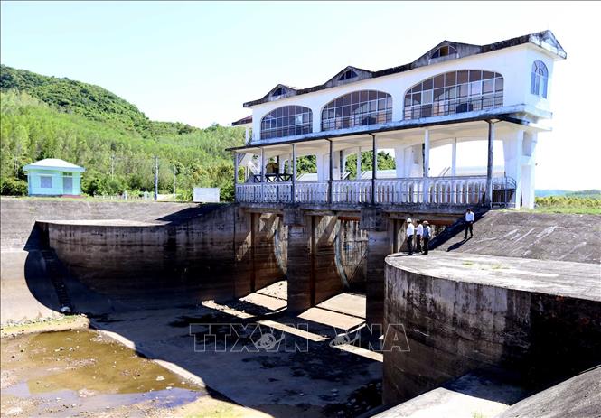 Trong ảnh: Hồ thủy lợi Thuận Ninh, xã Bình Tân, huyện Tây Sơn được xây dựng năm 2010 có tổng dung tích 35,36 triệu m3, phục vụ tưới cho 953 ha/vụ. Ảnh: Vũ Sinh - TTXVN