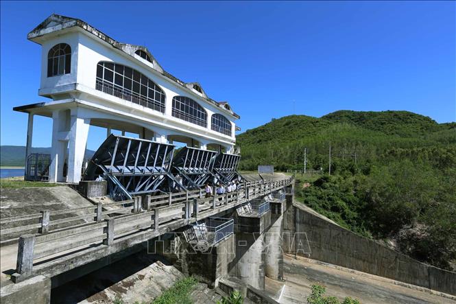 Trong ảnh: Hồ thủy lợi Thuận Ninh, xã Bình Tân, huyện Tây Sơn được xây dựng năm 2010 có tổng dung tích 35,36 triệu m3, phục vụ tưới cho 953 ha/vụ. Ảnh: Vũ Sinh - TTXVN