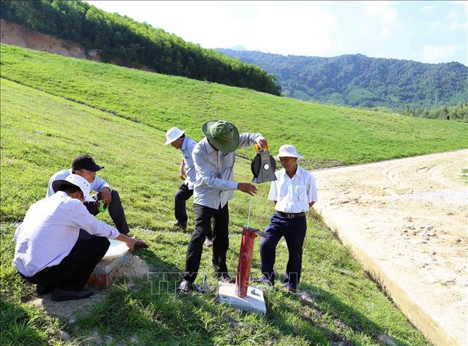 Trong ảnh: Hồ thủy lợi Hội Khánh, xã Mỹ Hòa, huyện Phù Mỹ có tổng dung tích 6,93 triệu m3, phục vụ tưới cho 499 ha/vụ, được bố trí 53 tỷ đồng vốn xây dựng giai đoạn 2016 – 2018, nâng cấp phần thân đập, tràn xả lũ, cống lấy nước và xử lý chống thấm thân đập. Ảnh: Vũ Sinh - TTXVN