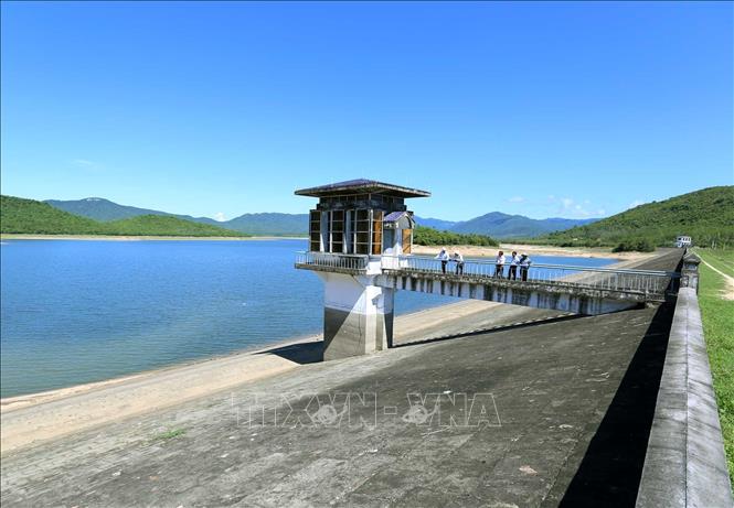 Trong ảnh: Hồ thủy lợi Thuận Ninh, xã Bình Tân, huyện Tây Sơn được xây dựng năm 2010 có tổng dung tích 35,36 triệu m3, phục vụ tưới cho 953 ha/vụ. Ảnh: Vũ Sinh - TTXVN