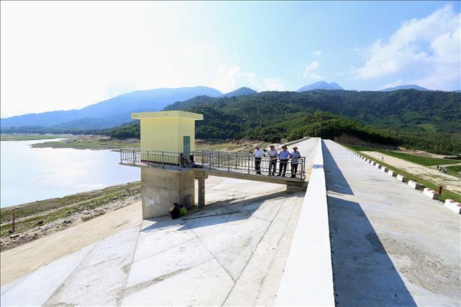 Trong ảnh: Hồ thủy lợi Hội Khánh, xã Mỹ Hòa, huyện Phù Mỹ có tổng dung tích 6,93 triệu m3, phục vụ tưới cho 499 ha/vụ. Ảnh: Vũ Sinh - TTXVN