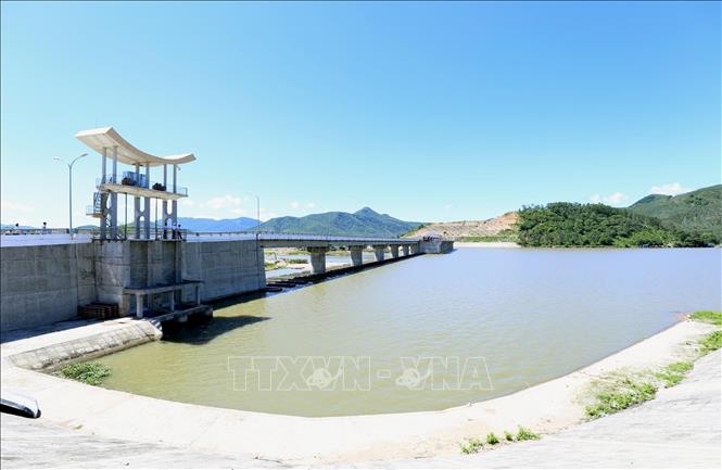 Trong ảnh: Công trình đầu mối đập dâng Vân Phong, xã Bình Tường, huyện Tây Sơn  cung cấp nước tưới cho trên 10.000 ha lúa và hoa màu của các huyện Vĩnh Thạnh, Tây Sơn, Phù Cát, thị xã An Nhơn, TP Quy Nhơn và cung cấp nước sinh hoạt phục vụ sản xuất công nghiệp, nuôi trồng thủy sản, cắt lũ đầu nguồn cho vùng hạ du của tỉnh. Ảnh: Vũ Sinh - TTXVN