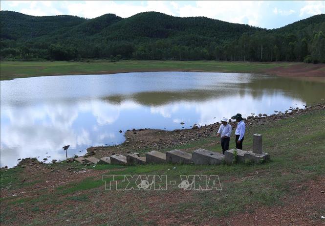 Trong ảnh: Hồ thủy lợi Tân Lệ, xã Cát Tân, huyện Phù Cát có tổng dung tích 0,36 triệu m3, phục vụ tưới cho 30 ha/vụ, được xây dựng năm 1981 với thân đập đắp bằng đất, công nghệ thoát nước lạc hậu, nguy cơ mất an toàn mùa lũ rất cao và hiện nay vẫn chưa bố trí được vốn để xây dựng. Ảnh: Vũ Sinh - TTXVN