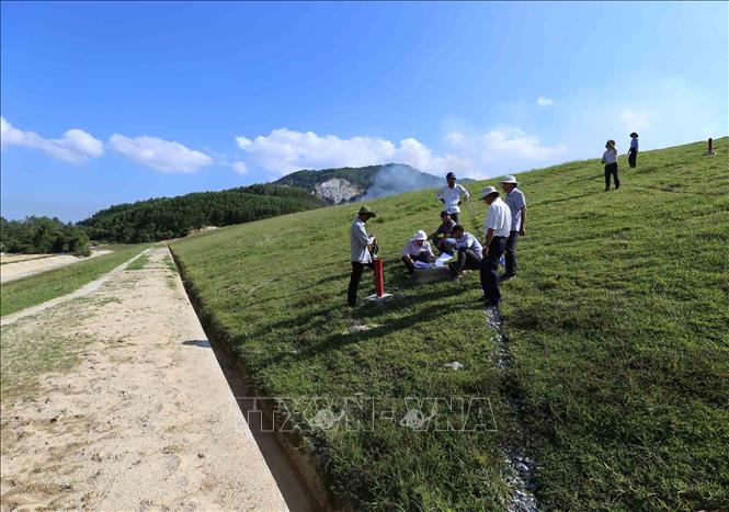 Trong ảnh: Hồ thủy lợi Hội Khánh, xã Mỹ Hòa, huyện Phù Mỹ có tổng dung tích 6,93 triệu m3, phục vụ tưới cho 499 ha/vụ, được bố trí 53 tỷ đồng vốn xây dựng giai đoạn 2016 – 2018, nâng cấp phần thân đập, tràn xả lũ, cống lấy nước và xử lý chống thấm thân đập. Ảnh: Vũ Sinh - TTXVN