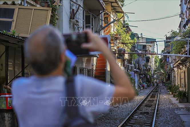 Trong ảnh: Du khách thích thú ghi lại những hình ảnh của 