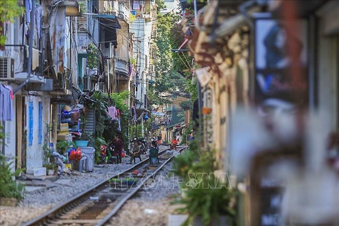 Trong ảnh: Những con phố nơi có tàu chạy qua mang một vẻ đẹp rất cổ, làm xiêu lòng bất cứ ai có tình yêu với những giá trị cũ còn lại của một thời vang bóng. Ảnh: Trọng Đạt - TTXVN