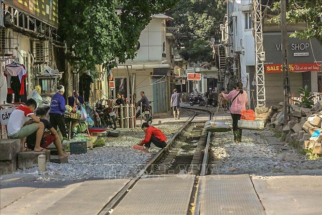 Trong ảnh: Cuộc sống của người dân nơi đây vẫn trôi qua lặng lẽ mỗi ngày cùng những điều bình dị xung quanh. Giữa một Hà Nội ồn ào thì nơi đây là một dấu lặng của thời gian, của không gian mang đến một cảm giác thanh bình và gần gũi. Ảnh: Trọng Đạt - TTXVN