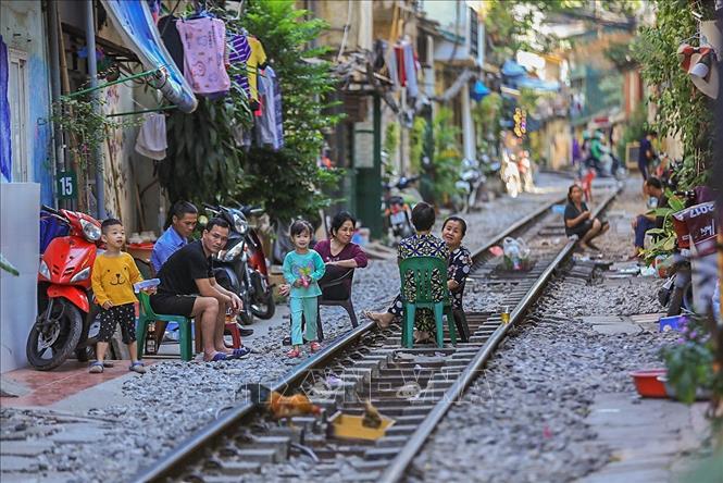 Trong ảnh: Cuộc sống của người dân nơi đây vẫn trôi qua lặng lẽ mỗi ngày cùng những điều bình dị xung quanh. Giữa một Hà Nội ồn ào thì nơi đây là một dấu lặng của thời gian, của không gian mang đến một cảm giác thanh bình và gần gũi. Ảnh: Trọng Đạt - TTXVN
