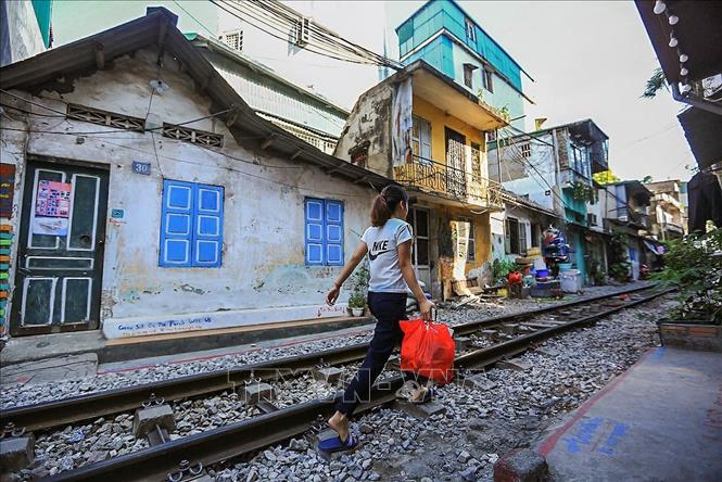 Trong ảnh: Người dân vẫn đi qua lại mỗi ngày cùng những điều bình dị xung quanh. Giữa một Hà Nội ồn ào thì nơi đây là một dấu lặng của thời gian, của không gian mang đến một cảm giác thanh bình và gần gũi. Ảnh: Trọng Đạt - TTXVN