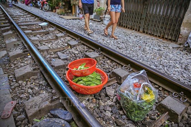 Trong ảnh: Cuộc sống của người dân nơi đây vẫn trôi qua lặng lẽ mỗi ngày cùng những điều bình dị xung quanh. Giữa một Hà Nội ồn ào thì nơi đây là một dấu lặng của thời gian, của không gian mang đến một cảm giác thanh bình và gần gũi. Ảnh: Trọng Đạt - TTXVN