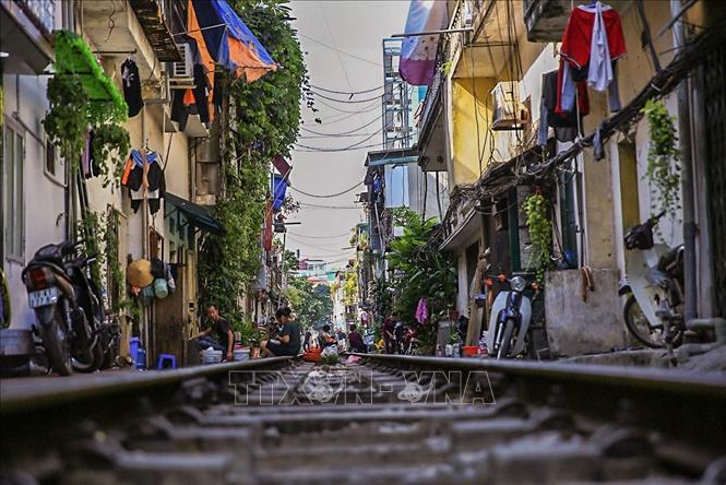 Trọng ảnh: Đoạn đường tàu chạy qua khu dân cư này luôn mang đến một vẻ đẹp vừa cổ kính, vừa dân dã, giản dị. Ảnh: Trọng Đạt - TTXVN