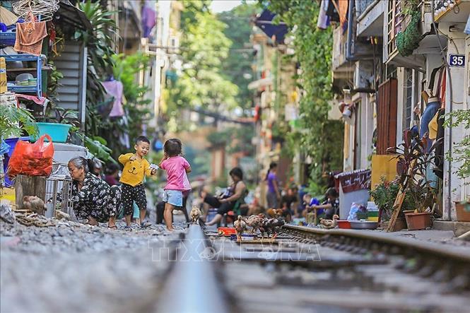 Trong ảnh: Cuộc sống của người dân nơi đây vẫn trôi qua lặng lẽ mỗi ngày cùng những điều bình dị xung quanh. Giữa một Hà Nội ồn ào thì nơi đây là một dấu lặng của thời gian, của không gian mang đến một cảm giác thanh bình và gần gũi. Ảnh: Trọng Đạt - TTXVN