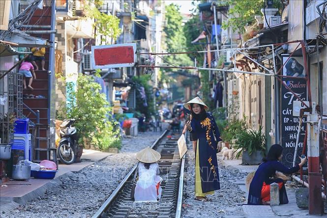 Trong ảnh: Khác du lịch ghi lại hình ảnh làm kỷ niệm khi ghé thăm 