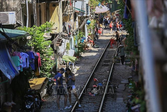 Trong ảnh: Bất cứ thời gian nào ghé qua nơi đây, bạn đều có thể nhìn thấy những hình ảnh khách du lịch nước ngoài cùng nhau đi dạo, chụp ảnh hay đơn giản là ngồi ở một quán cafe ngắm những thứ bình yên xung quanh mình. Ảnh: Trọng Đạt - TTXVN