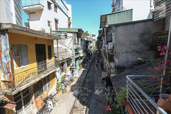 Trong ảnh: Sự pha trộn giữa cổ kính và hiện đại  làm nên vẻ đẹp riêng của khu phố này. Phố đường tàu nằm giữa quận Ba Đình là một trong những nơi đặc biệt như thế. Gọi là phố đường tàu bởi đây là nơi sinh sống của một khu dân cư đông đúc. Nhà cửa, ngõ xóm… vây kín 2 bên đường ray. Ảnh: Trọng Đạt - TTXVN