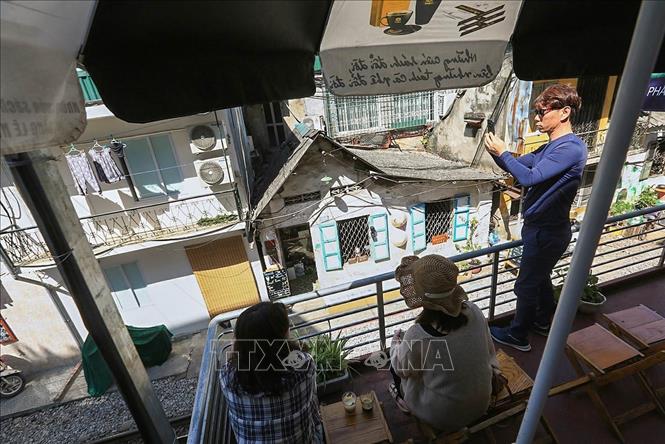Trong ảnh: Nơi này trở thành điểm đến của du khách đơn giản chỉ là thưởng thức một cốc café hoặc bia giữa khung cảnh mới lạ, trải nghiệm cảm xúc của cuộc sống với người dân, ngắm nhìn vẻ quyến rũ độc đáo của phố đường tàu ngay giữa lòng Thủ đô Hà Nội. Ảnh: Trọng Đạt - TTXVN 