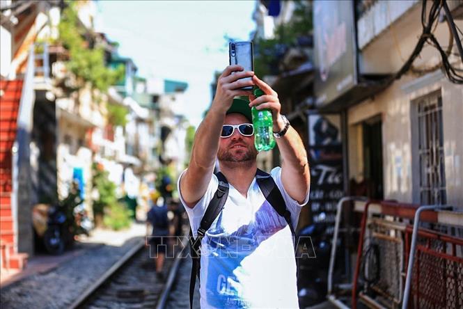 Trong ảnh: Khác du lịch ghi lại hình ảnh làm kỷ niệm khi ghé thăm 