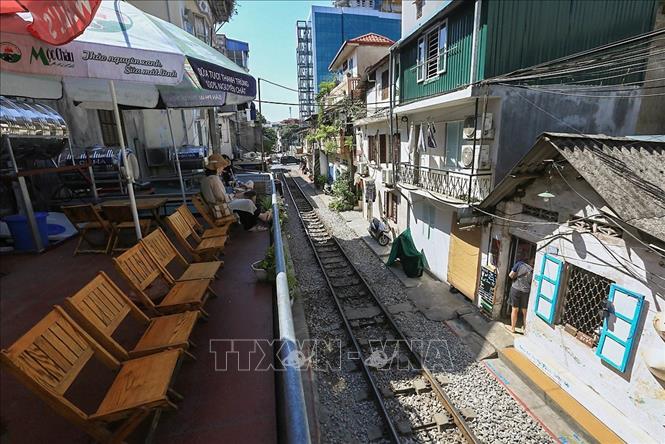 Trong ảnh: Nơi này trở thành điểm đến của du khách đơn giản chỉ là thưởng thức một cốc café hoặc bia giữa khung cảnh mới lạ, trải nghiệm cảm xúc của cuộc sống với người dân, ngắm nhìn vẻ quyến rũ độc đáo của phố đường tàu ngay giữa lòng Thủ đô Hà Nội. Ảnh: Trọng Đạt - TTXVN 
