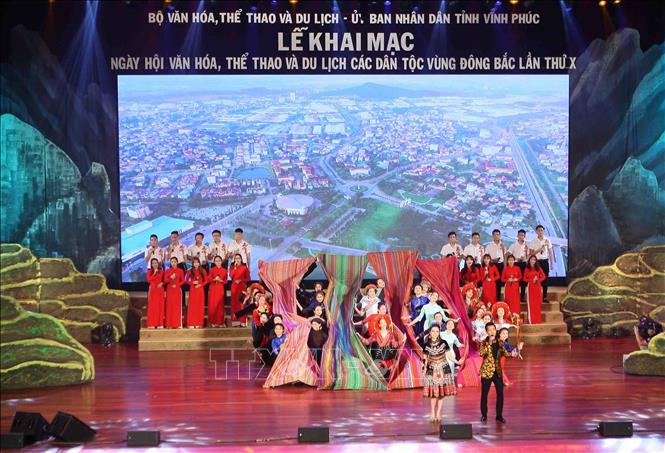 Trong ảnh: Chương trình nghệ thuật trong đêm khai mạc với chủ đề “Lung linh sắc màu vùng Đông Bắc”. Ảnh: Thanh Tùng - TTXVN