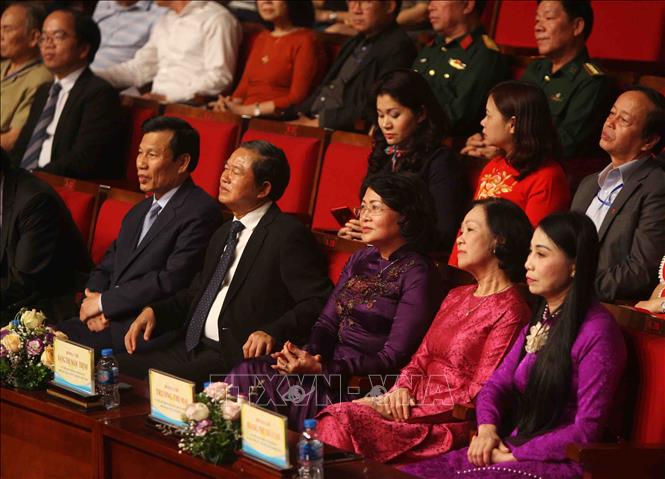 Trong ảnh: Đồng chí Trương Thị Mai, Ủy viên Bô Chính trị, trưởng Ban dân vận Trung ương; Phó Chủ tịch nước Đặng Ngọc Thịnh; Đại tướng, Phó Chủ tịch Quốc hội Đỗ Bá Tỵ cùng các đại biểu dự lễ khai mạc. Ảnh: Thanh Tùng - TTXVN