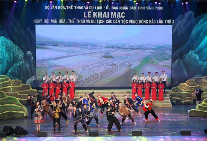 Trong ảnh: Chương trình nghệ thuật trong đêm khai mạc với chủ đề “Lung linh sắc màu vùng Đông Bắc”. Ảnh: Thanh Tùng-TTXVN