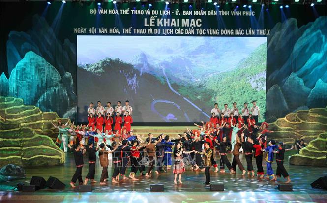 Trong ảnh: Chương trình nghệ thuật trong đêm khai mạc với chủ đề “Lung linh sắc màu vùng Đông Bắc”. Ảnh: Thanh Tùng-TTXVN