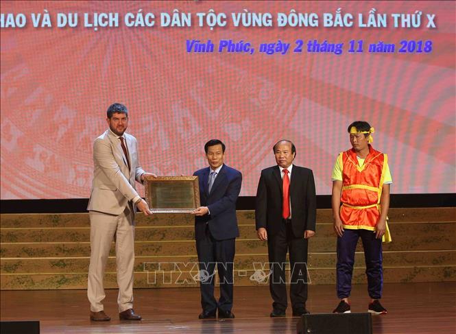 Trong ảnh: Ông Michael Croft, Trưởng đại diện Văn phòng UNESCO tại Việt Nam trao Bằng của UNESCO ghi danh “Nghi lễ và trò chơi kéo co là di sản văn hóa phi vật thể của nhân loại”. Ảnh: Thanh Tùng - TTXVN