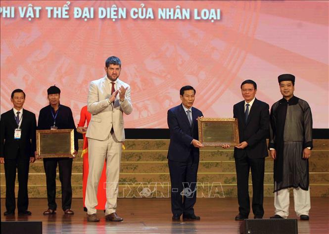 Trong ảnh: Ông Michael Croft, Trưởng đại diện Văn phòng UNESCO tại Việt Nam trao Bằng của UNESCO ghi danh “Nghi lễ và trò chơi kéo co là di sản văn hóa phi vật thể của nhân loại”. Ảnh: Thanh Tùng-TTXVN