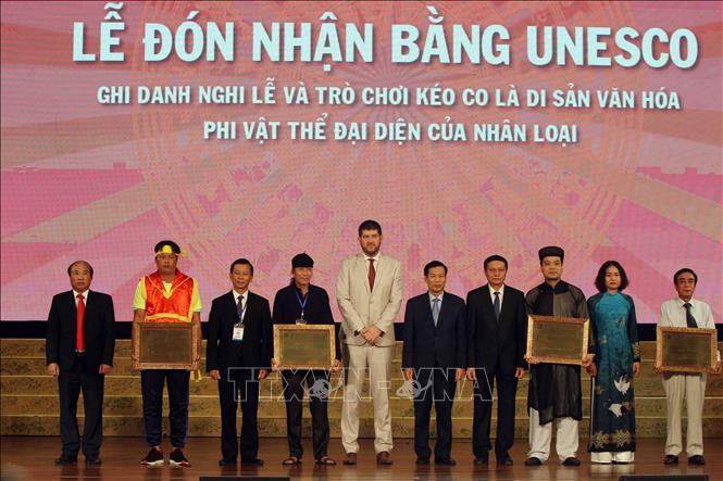 Trong ảnh: Ông Michael Croft, Trưởng đại diện Văn phòng UNESCO tại Việt Nam trao Bằng của UNESCO ghi danh “Nghi lễ và trò chơi kéo co là di sản văn hóa phi vật thể của nhân loại”. Ảnh: Thanh Tùng-TTXVN